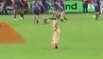 VIDEO: Rugbyový zápas prerušil naháč. Toho spacifikoval bleskurýchly Superman