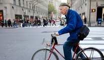 Zomrel legendárny módny fotograf, ktorého preslávili snímky Newyorčanov
