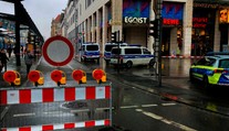 Útočník z Drážďan zomrel. Mal zabiť svoju matku, držal rukojemníkov