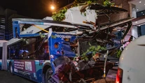 Pri zrážke kamióna s autobusom v Bolívii prišlo o život najmenej 16 ľudí. Jeden z vodičov urobil fatálnu chybu