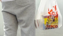 Koniec nákupov v pyžame! Tesco zakročí proti zákazníkom
