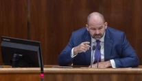 Parlament prerušil rokovanie do pondelka, lídri sa majú dohodnúť na postupe