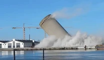 Demolácia sa nevydarila. Veža spadla na vedľajšiu budovu