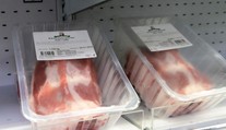 Slovenská bravčovina ťahá za kratší koniec. Mäso zo zahraničia je lacnejšie a v obchodoch je ho viac