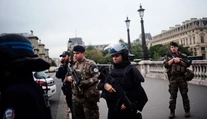 Útok mačetou v tesnej blízkosti bývalého sídla Charlie Hebdo, zranené sú dve osoby