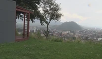 Mesto mu pozemok nepredalo, on si na ňom načierno postavil chatku s takýmto výhľadom