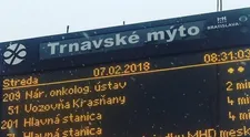 Nervóznych cestujúcich pobavila elektronická tabuľa: Schválne, vidíte tú hrúbku?
