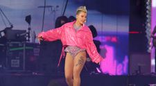 Naozaj jej toto pristálo na pódiu počas koncertu? Pink nevedela, čo má robiť