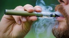 Fajčiari, pozor: E-cigarety obsahujú baktérie, ktoré môžu viesť k vážnym zdravotným problémom