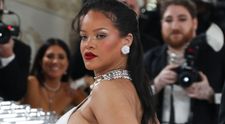 Rihanna udáva trendy aj v tehotenskej móde: Naozaj si dala takéto šaty?