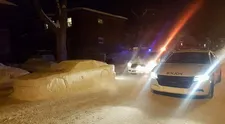 Na zakázanom mieste postavili dokonalé auto zo snehu, policajti dokonca vytiahli blok na pokuty