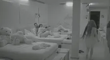 Šialený krik Rachel vydesil ostatných. Nahá behala po vile a prosila o pomoc