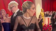 Na Oscaroch bolo rušno: Lady Gaga sa rozbehla pomôcť fotografovi, ktorý zakopol