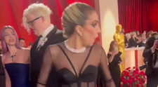 Na Oscaroch bolo rušno: Lady Gaga sa rozbehla pomôcť fotografovi, ktorý zakopol