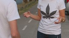 Pozor! Za tričko s marihuanovým listom môžete dostať v Chorvátsku astronomickú pokutu
