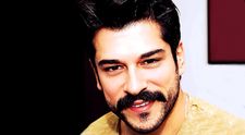 Burak Özçivit: Prerástla seriálová láska do skutočnej?