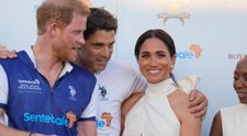 Meghan pred kamerami rozdávala úsmevy: Toto sa však von asi nemalo dostať