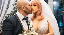 Kulturista sa oženil s erotickou bábikou. Nechýbali svadobné šaty ani závoj
