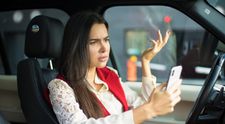 Vodiči by mali zbystriť pozornosť: Pokuty za používania mobilov za volantom sa zdvojnásobia