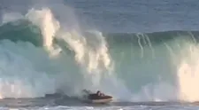 Surfovanie na doske už nie je „in“. Mladíkovi na videu stačil nafukovací matrac