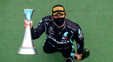Hamilton vyhral VC Maďarska spôsobom štart-cieľ a je na čele šampionátu F1