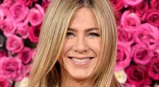 Jennifer Aniston dráždila v podprsenke: Týmto výstrihom rozpáli mužov aj v 50-ke
