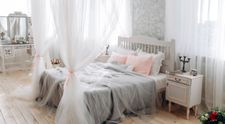 Aký nábytok okrem postele nesmie chýbať v dokonalej spálni?