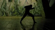 Videoklip, pri ktorom slovenský tanečník takmer prišiel o život, je vonku
