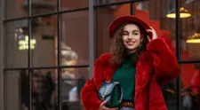 Prečo by mala mať každá žena vo svojom šatníku crossbody kabelku?
