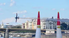 Red Bull Air Race v Budapeštil ovládol Američan Kirby Chambliss