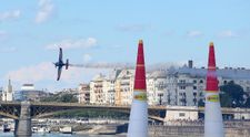 Red Bull Air Race v Budapeštil ovládol Američan Kirby Chambliss