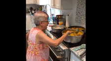 Varenie pri sporáku nemusí byť nuda: Pozrite, ako to roztočila táto babička