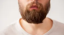 Preč s divnými fúzmi a bradou. Naučte sa ich upravovať