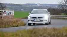 Tri obľúbené modely áut majú vážny problém: Na zadných sedadlách zlyhávajú pásy
