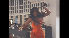 VIDEO: Cardi B sa nebabre. Fanúšik na ňu vylial drink, ona doňho šmarila mikrofón