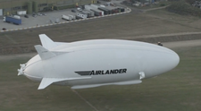 Najväčšia vzducholoď sveta Airlander 10 úspešne absolvovala prvý let