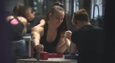 Táto kráska žne jeden úspech za druhým v mužskom športe