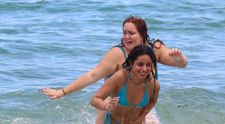 Camila Cabello sa jašila v mori: V úsporných bikinách to nebol dobrý nápad