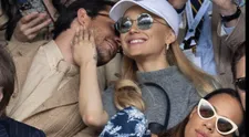 Niečo nám ušlo? Ariana bez prsteňa s cudzím mužom