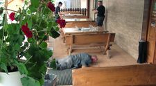 Sem by ste sa najesť neprišli: Všetci pijú, opití sa váľajú po zemi