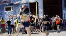 Tajomstvo šialených majstrovstiev sveta v nosení manželky odhalené!