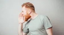 Iná farba vlasov a iná brady. Čo to zapríčiňuje?