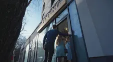 Niečo sa chystá. Herečka vyzerala na skúške vo svadobnom salóne nádherne