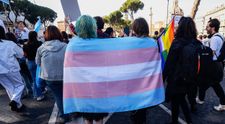 Necítia pomoc, ale strach. Transrodoví ľudia tvrdia, že im vláda chce vziať kľúčové usmernenie