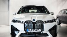 Nové SUV od BMW dokáže meniť farbu laku, stačí stisnúť tlačidlo