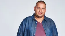 Má za sebou temné roky: Dostal sa do zlej partie, skončil na drogách