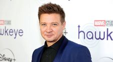 Prvá fotografia po hrozivej nehode. Jeremy Renner poslal odkaz z nemocnice