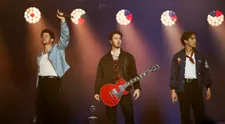 Desivý moment na koncerte Jonas Brothers v Prahe: Jednému zo spevákov mierili na čelo