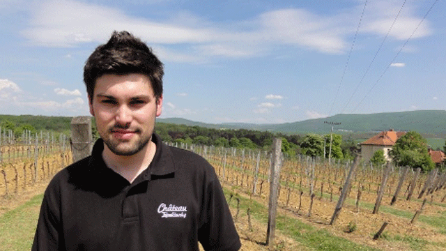 Vinár Samo Waldner nielen navarí, ale naučí hercov otvárať šampanské šabľou!