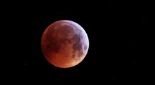 Fascinujúce FOTO a VIDEO: Takto sa Mesiac sfarbil dokrvava